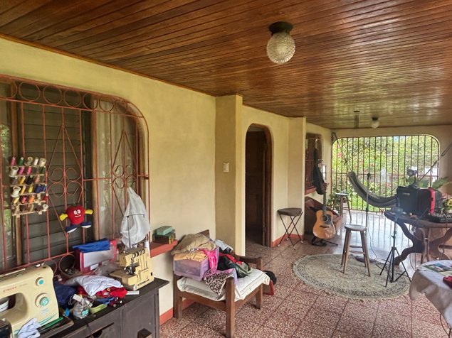 Casa con bonitos acabados cerca de todo en Atenas in Atenas, Alajuela — $250,000 - Photo 2 of 14