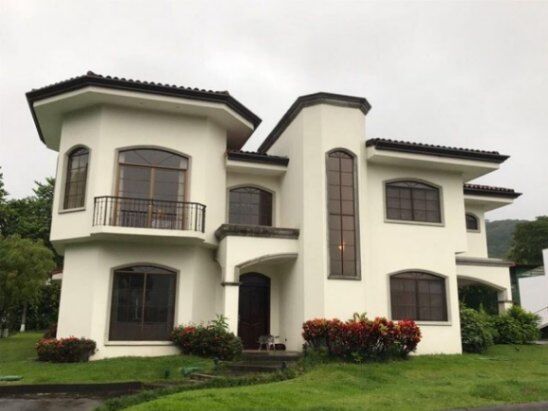 Se alquila moderna casa con amplio patio en Piedades Santa Ana 26-636 en Santa Ana, San José — $3,200
