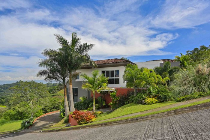 Casa de Lujo con Vista al Bosque en Cerro Colón, Ciudad Colón in Colón, Mora, San José — $897,000 - Photo 2 of 27