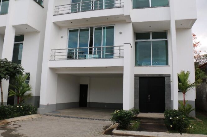 CASA EN VENTA, GUACHIPELIN, $415.000 Cod#24-31 en Escazú, San José — ₡ 415 000