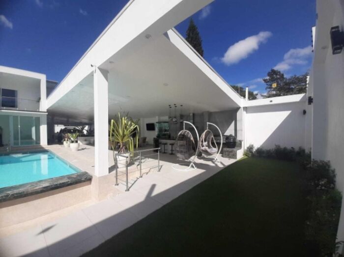 Se vende casa en Escazú Centro 26-175 en Escazú, San José — $2,400,000