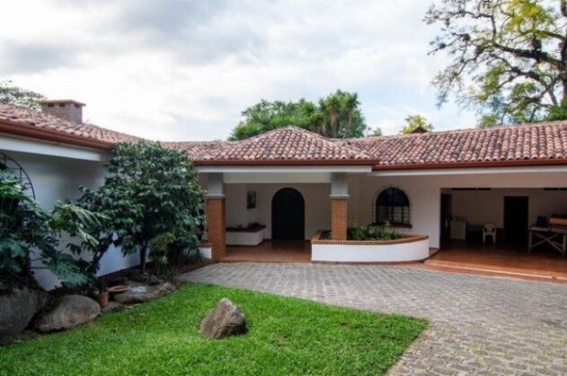 Se vende moderna casa con amplio lote en San Rafael Escazú 25-1011 in San Rafael, Escazú, San José — $700,000