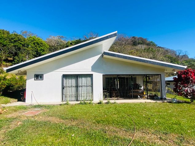 Casa con amplio patio y huerto que toca un río. en Atenas, Alajuela — $310,000 - Foto 2 de 19