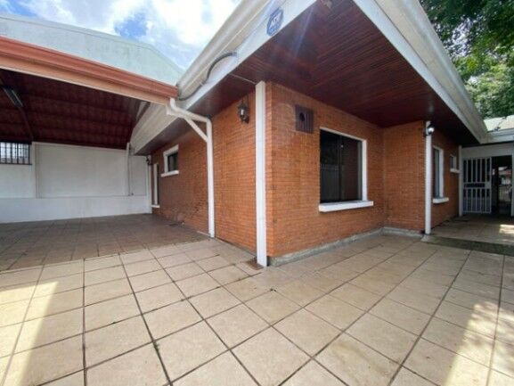 Se vende espaciosa casa con terraza en Alajuela 26-194 en Alajuela — $350,000 - Foto 2 de 22