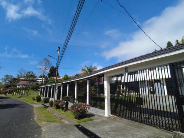 Se vende propiedad con casa con 4 apartamentos en San Isidro San José 24-12 en San Isidro, Vázquez de Coronado, San José — $903,000