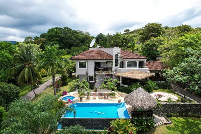 "Villa con Piscina, Árboles Frutales y Entorno Campestre Único" in San Rafael, Esparza, Puntarenas — $1,100,000