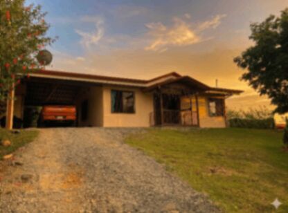 VENTA DE PROPIEDAD MULTIFAMILIAR: 2 CASAS Y AMPLIO TERRENO DE 9.150 M2 A 25 MIN DE SAN ISIDRO in San Pedro, Pérez Zeledón, San José — $195,000
