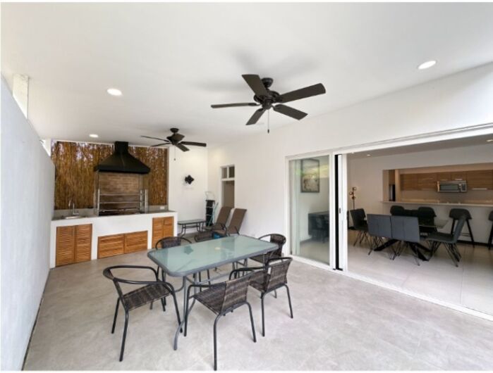 ALQUILER DE CASA EN CONDOMINIO CON LINEA BLANCA ESCAZU en Escazú, San José — $2,700