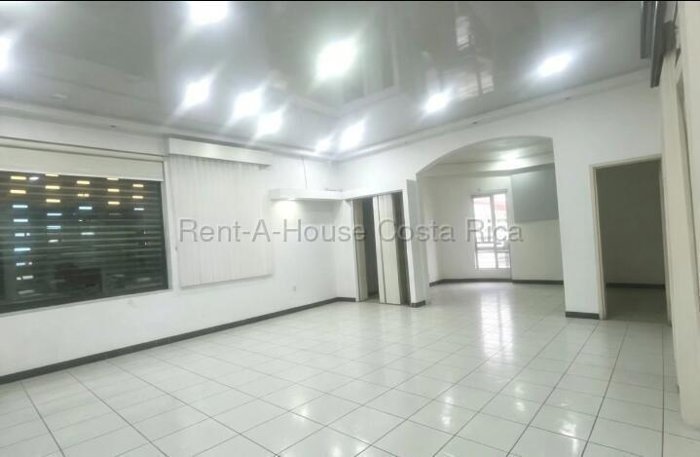 Alquiler de LOCAL COMERCIAL ESQUINERO en Cartago-Occidental. RAH 27-813 in Carmen, Cartago — $2,687 - Photo 2 of 8