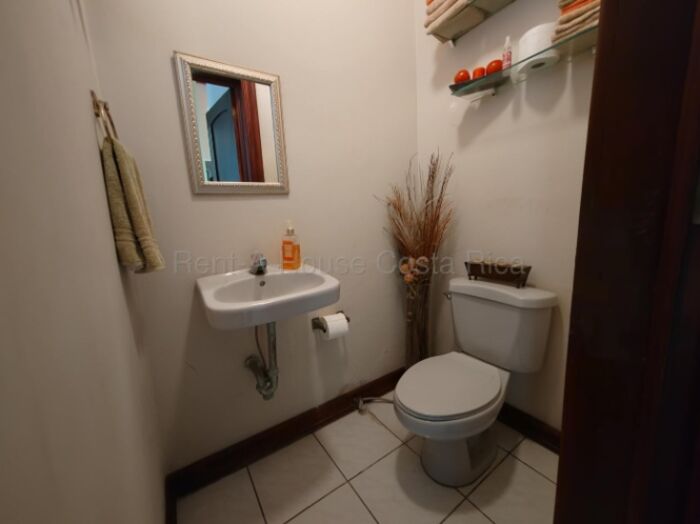 Venta casa 1 nivel amplia con jardín y 4 parqueos $461,375 #26-1822 GS in Uruca, San José — $461,375 - Photo 2 of 16