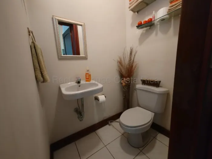 Venta casa 1 nivel amplia con jardín y 4 parqueos $461,375 #26-1822 GS en Uruca, San José — $461,375 - Foto 2 de 16