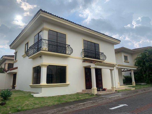 Venta de Casa con Inquilino Incluido Cond. La Jolla, Heredia, Belén en La Asunción, Belén, Heredia — $390,000
