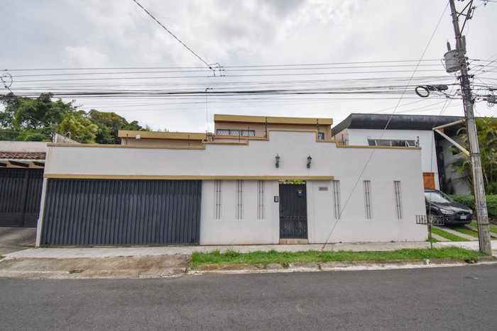 Casa De 3 Habitaciones + Oficina En Pinares in Sánchez, Curridabat, San José — $415,000