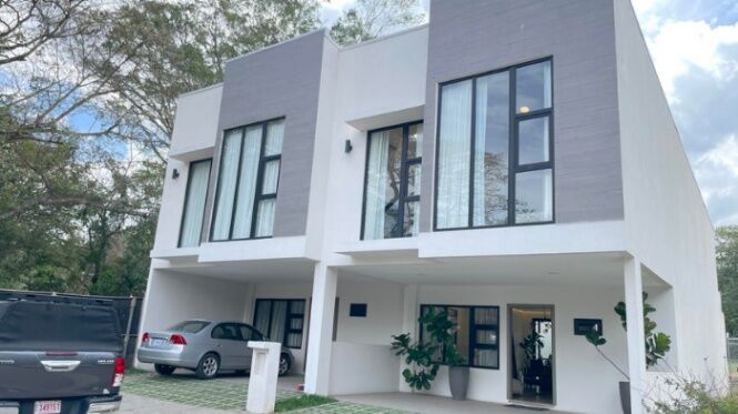 Se alquila moderna casa amoblada en condominio de Santa Ana 26-320 en Santa Ana, San José — $2,200 - Foto 1 de 22