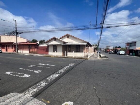 Se venden 2 casas y 1 apartamento para inversión en San Rafael Heredia 25-1432 en San Rafael, Heredia — ₡ 350 000 000