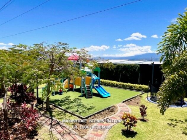 Casa en alquiler en Escazú Guachipelín $2.500 /200 metros en San Rafael, Escazú, San José — $2,500
