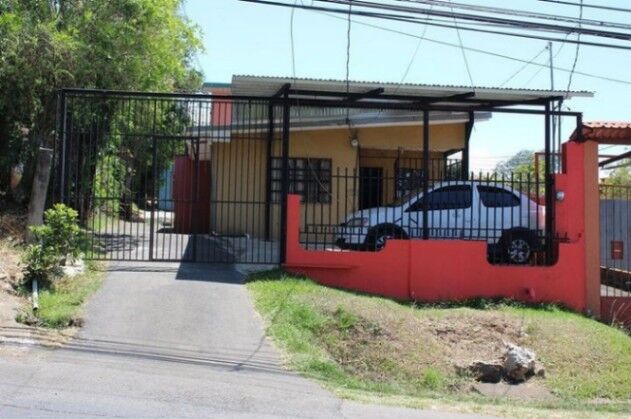 Se vende propiedad con 3 casas en San Isidro Heredia 23-1450 in San Isidro, Heredia — ₡ 185 000 000