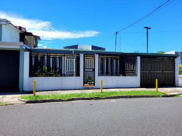 RAH presenta  esta encantadora casa de un nivel en venta OFC/AD in San Juan, Tibás, San José — $298,000