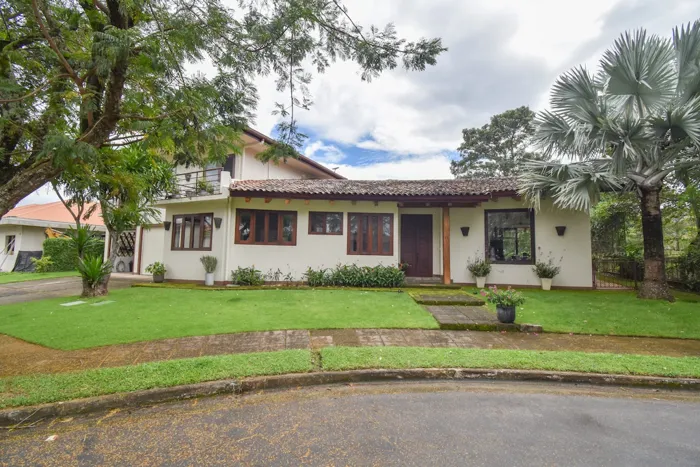 Casa de 4 Habitaciones en Valle del Sol en Pozos, Santa Ana, San José — $1,400,000