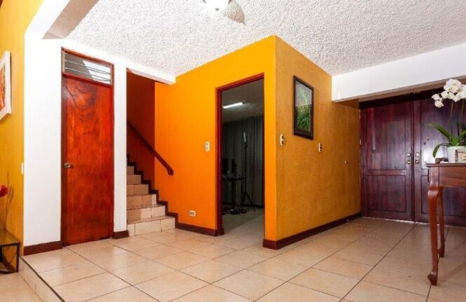 Una residencia espaciosa y luminosa para disfrutar en familia en San Vicente, Moravia, San José — $300,000