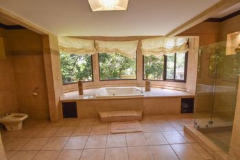 Propiedad de 10.746m2 con Lujosa Mansión en Escazú in San Rafael, Escazú, San José — $7,000,000 - Photo 5 of 47