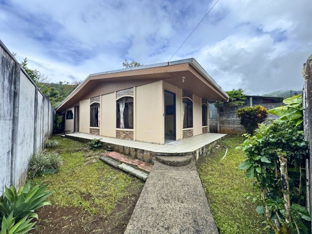 Casa de 2 Habitaciones en Venta Tuis Turrialba Lista Para Vivir en Tuis, Turrialba, Cartago — ₡ 26 000 000