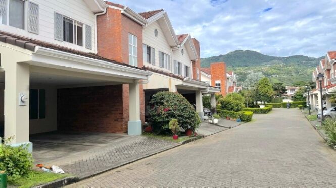 Venta de linda casa excelente ubicacion en Escazu 26-184 in San Antonio, Escazú, San José — ₡ 120 000 000