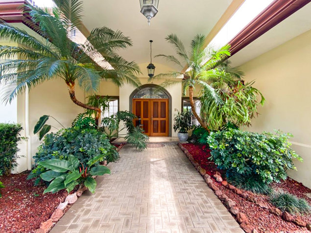 Se vende casa de lujo de una planta, Urb. La Caraña, Santa Ana (AD). in Piedades, Santa Ana, San José — $725,000 - Photo 2 of 20