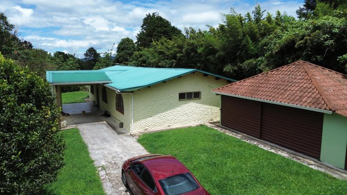 Venta de finca con tres casas y potencial de desarrollo #26-592 GS in San Jerónimo, Moravia, San José — $1,150,000