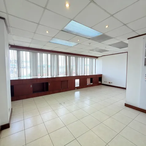 Local para oficina de 215.73 m2, incluye 4 estacionamientos techados en Mata Redonda, San José — $3,884