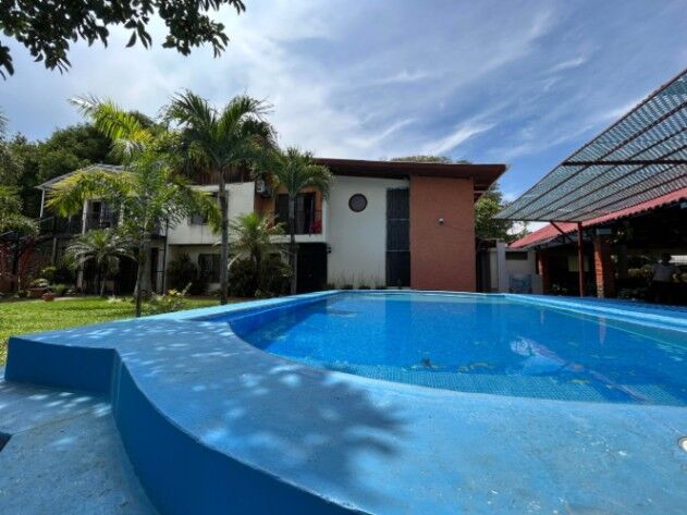 CASA GRANDE DE PLAYA CON 2 APARTAMENTOS EN VENTA, PUNTARENAS, $857.000 en El Roble, Puntarenas — $857,000