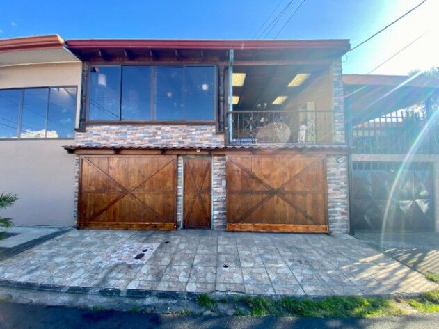 El hogar de tus sueños! Espacios amplios, diseño acogedor y ubicación inmejorable en Mata de Plátano, Goicoechea, San José — $228,000