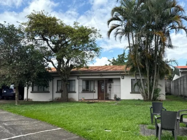 Se vende moderna casa con amplio terreno en Barva Heredia 26-603 en Barva, Heredia — $412,000