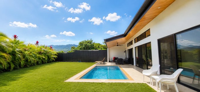 Casa Moderna Nueva con Vista a las Montañas in Atenas, Alajuela — $399,000