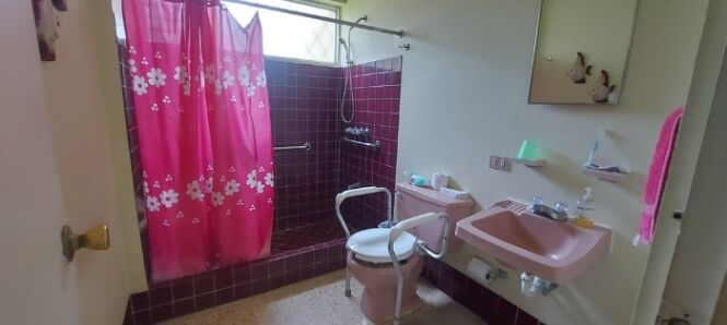 Venta de Amplia Casa en Montes de Oca, San José.  NEGOCIABLE in Mercedes, Montes De Oca, San José — $310,000