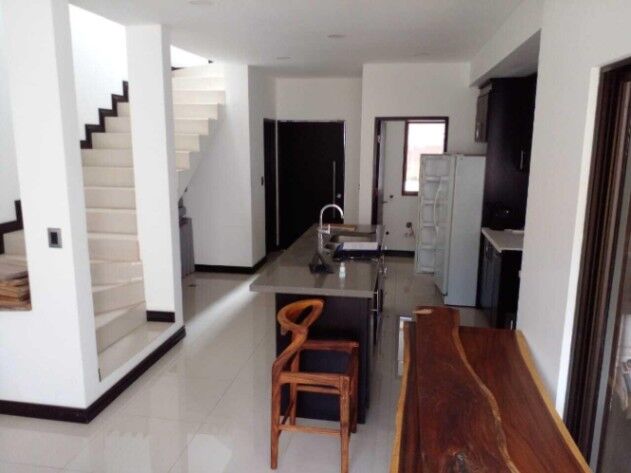 VENTA DE HERMOSA CASA EN SAN VICENTE, MORAVIA. 100% EN BLOCK. in San Vicente, Moravia, San José — $185,000 - Photo 2 of 13