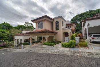 Casa de 4 Habitaciones en Bosque Escondido in Colón, Mora, San José — $450,000 - Photo 2 of 41