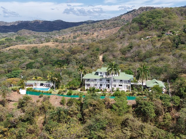 VENTA DE CASA CON GRAN TERRENO EN TAMARINDO GUANACASTE en Tamarindo, Santa Cruz, Guanacaste — $1,500,000 - Foto 3 de 41