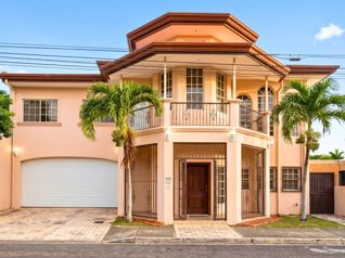 Casa en renta con piscina privada en Cariari, Belén | US$2.900