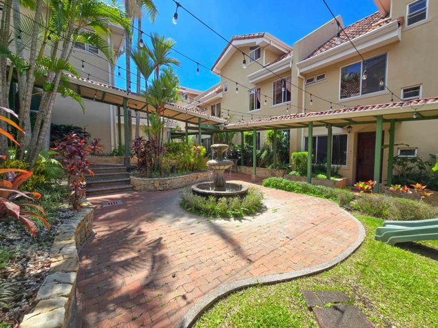 Residencia de 6 Habitaciones en Jaboncillos, Escazú en Escazú, San José — $525,000
