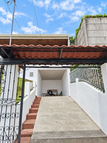 Amplia casa en alquiler en San Vicente de Moravia | 3 habitaciones, 2 baños y cochera 🏡 in San Vicente, Moravia, San José — ₡ 625 000 - Photo 2 of 10
