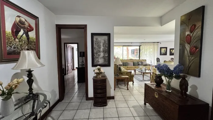 Vende amplio apartamento en Condominio Santa Fe, Escazú (AD) en San Rafael, Escazú, San José — $265,000 - Foto 2 de 17
