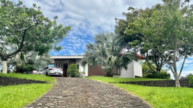 Venta Casa de Lujo en La Guácima de Alajuela. RAH 26-207 en Guácima, Alajuela — ₡ 200 000 000