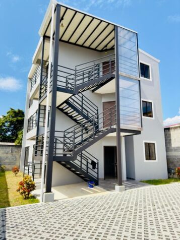 VENTA DE EDIFICIO NUEVO CON 3 APARTAMENTOS, HEREDIA, SANTO DOMINGO  in Santo Domingo, Heredia — ₡ 225 000 000