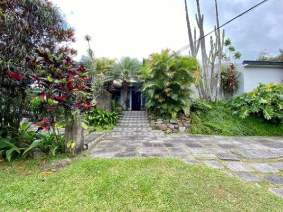 Preciosa casa en Escazú. Elegancia, amplitud y versatilidad en un entorno natural en San Rafael, Escazú, San José — $800,000