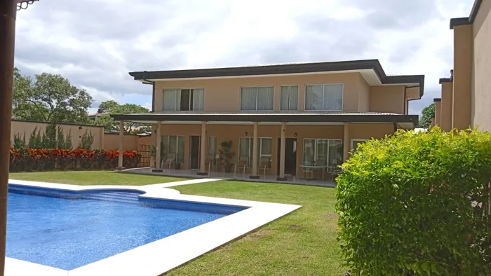 Casa en venta Ciudad Colon con piscina en Colón, Mora, San José — $4,800