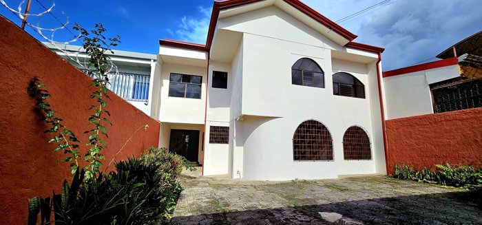 Venta de Casa en Guadalupe, San José. in Guadalupe, Goicoechea, San José — ₡ 130 000 000
