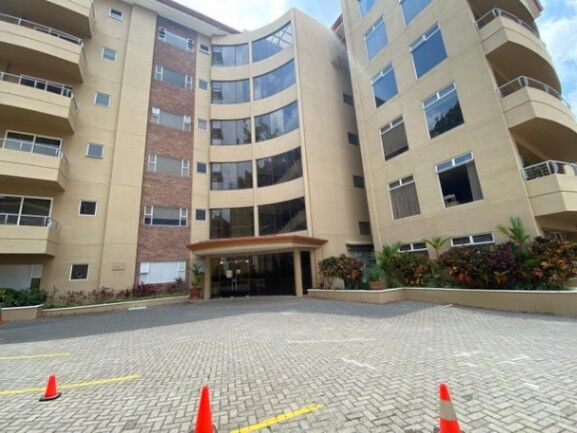 Se vende moderno apartamento en condominio en San Rafael Escazú 25-1722 en San Rafael, Escazú, San José — $350,000