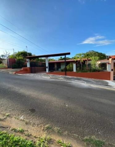 SE VENDE PRECIOSA Y GRANDE PROPIEDAD Y CASA EN ATENAS.  in Mercedes, Atenas, Alajuela — ₡ 115 000 000