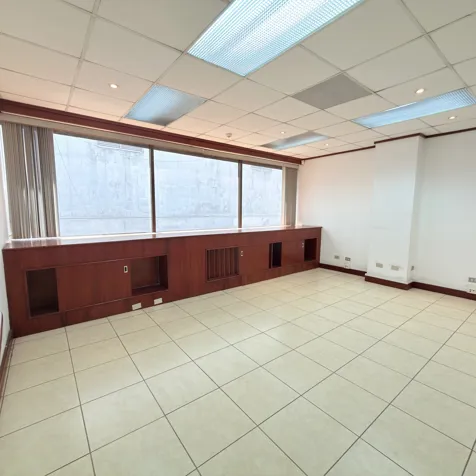 Local para oficina de 215.73 m2, incluye 4 estacionamientos techados en Mata Redonda, San José — $3,884 - Foto 2 de 20